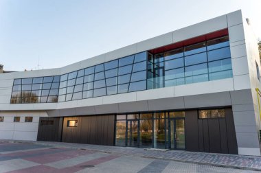 büyük alışveriş merkezi renkli kırmızı ve turuncu panelleri ile alüminyum cephe detayları