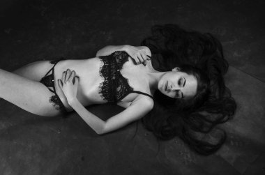 keten pijama seksi esmer, stüdyoda poz, koyu fotoğraflar, zarif model, güzel makyaj, paslı stüdyo fotoğraf stüdyosu duvarlar üfleme