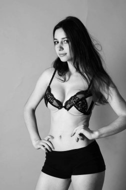 Uzun saçlı güzel genç ince kız (kadın), bir w giyiyor