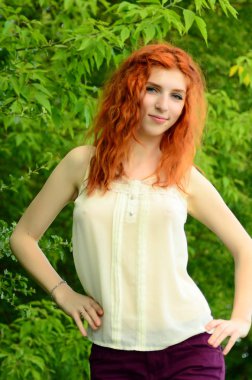 Kafkas görünümünden bir genç güzel cevheri kız ananas ile eğleniyor. Metin için yerleştirin. Vegan, vegetarianizm, sağlıklı yaşam tarzı, pozitif konsept