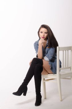 Bir elbise bir bel arka plan üzerinde güzel seksi esmer