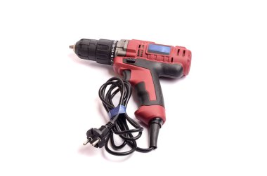 Beyaz arka plan üzerinde izole bir matkap ile Akülü tornavida