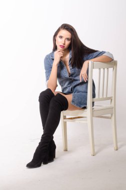 Bir elbise bir bel arka plan üzerinde güzel seksi esmer