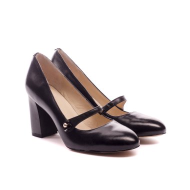 Beyaz arka planda izole siyah kadın ayakkabıları.