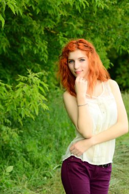 Kafkas görünümünden bir genç güzel cevheri kız ananas ile eğleniyor. Metin için yerleştirin. Vegan, vegetarianizm, sağlıklı yaşam tarzı, pozitif konsept