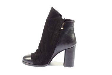 Beyaz arka plan üzerinde izole yeni yürüyüş botları çifti