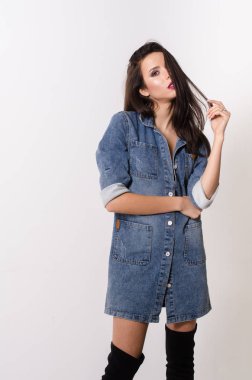 Bir elbise bir bel arka plan üzerinde güzel seksi esmer