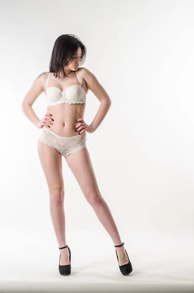 Belle et sexy femme portant une lingerie bleue isolée sur blanc — Photo