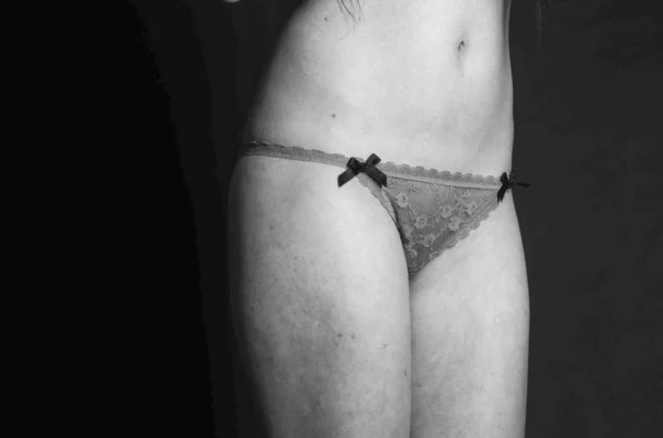 Morena sexy em lingerie contra fundo escuro — Fotografia de Stock