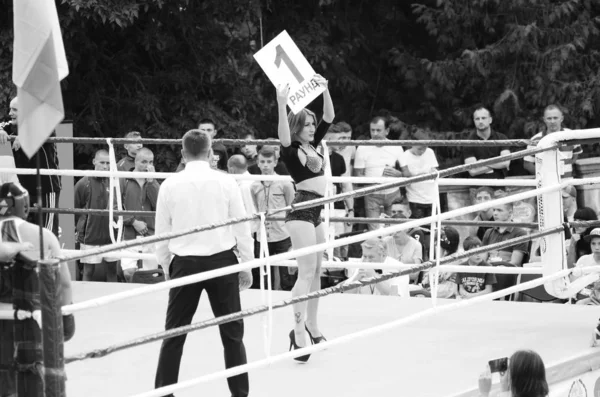 露天拳击比赛。卢茨克沃林地区 乌克兰, 25.08.17. — 图库照片