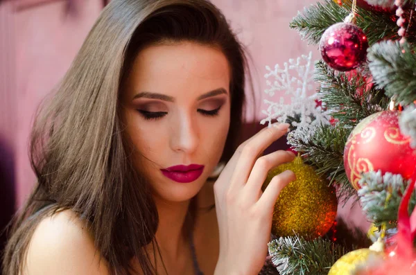 Close up retrato de beleza de mulher encantadora elegante incrível com brilhante compõem em suéter quente sobre fundo de Natal luz. Penteado ondulado perfeito  . — Fotografia de Stock