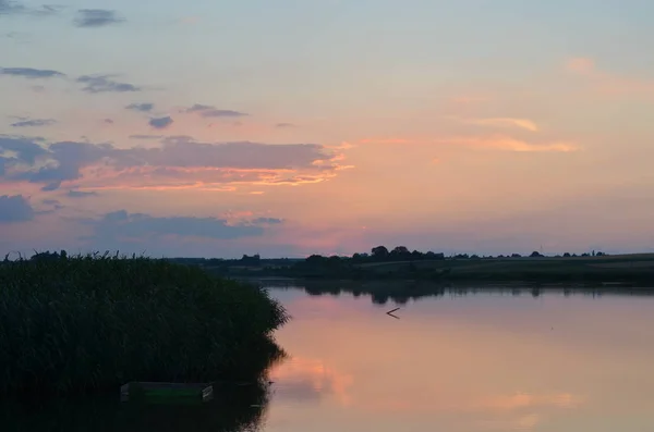 Закат травы на закате реки — стоковое фото