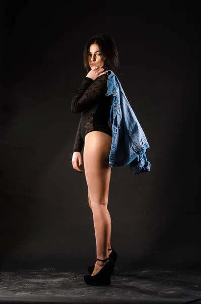 美しい少女裸黒い背景に分離 — ストック写真