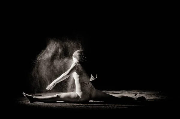 Дівчина з борошном на тілі розтягує руки кинутим борошном на чорно-білому тлі чорно-біле зображення — стокове фото