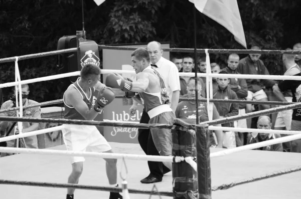 Boxning tävlingar i det öppna luften. Lutsk Volyn region Ukraina, 25.08.17. — Stockfoto