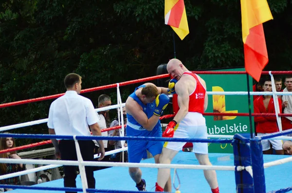 Región de Lutsk Volyn Ucrania, 25.08.17. competiciones de boxeo al aire libre. Ucrania vs. Polonia . — Foto de Stock