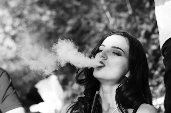 Sexy meisje met smartphone rookt hookah — Stockfoto