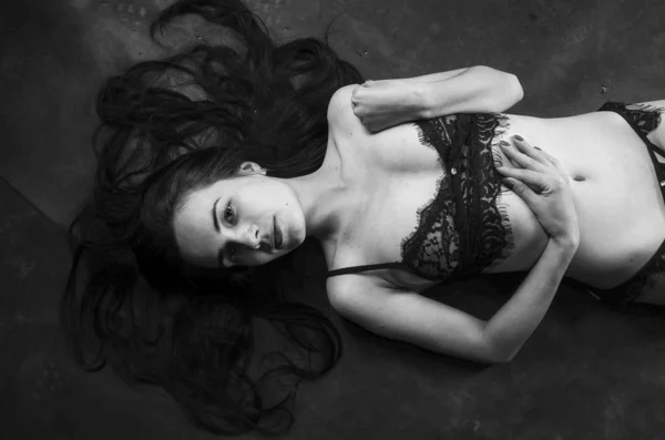 Σέξι μελαχρινή σε λινό πυτζάμες, ποζάρει σε στούντιο, σκοτεινές φωτογραφίες, εξαιρετικό μοντέλο, όμορφο μακιγιάζ, σκουριασμένο στούντιο φωτογραφία στούντιο ανατινάζοντας τοίχους — Φωτογραφία Αρχείου