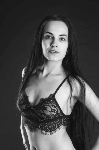 Sexy bruneta v prádelním pyžamu, pózová ve studiu, tmavé fotografie, dokonalý model, krásný make-up, rezavý studiový ateliér na zdech — Stock fotografie