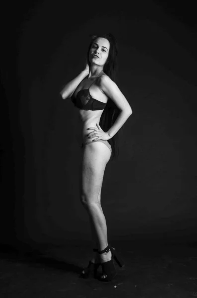 Σέξι μελαχρινή σε λινό πυτζάμες, ποζάρει σε στούντιο, σκοτεινές φωτογραφίες, εξαιρετικό μοντέλο, όμορφο μακιγιάζ, σκουριασμένο στούντιο φωτογραφία στούντιο ανατινάζοντας τοίχους — Φωτογραφία Αρχείου