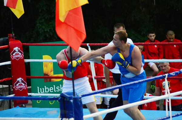 Obwód łucki Wołyński Ukraina, 25.08.17. zawody bokserskie na otwartym powietrzu. Ukraina vs. Polska. — Zdjęcie stockowe