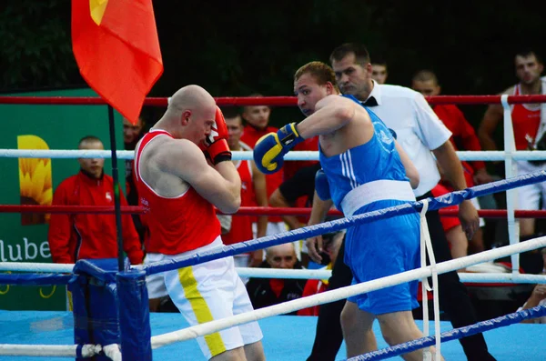 Lutsk Volyn region Ukrajina, 25.08.17. Boxerské soutěže na otevřeném vzduchu. Ukrajina-Polsko. — Stock fotografie