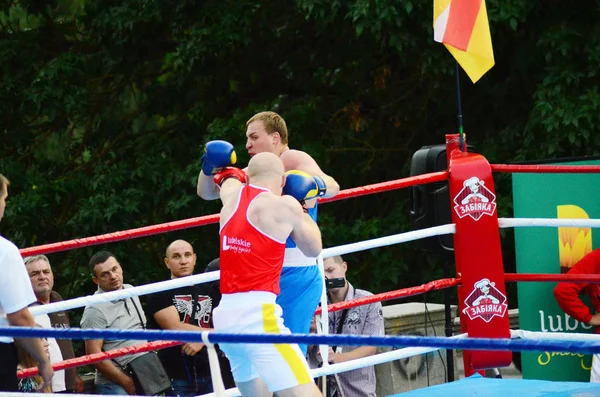 Región de Lutsk Volyn Ucrania, 25.08.17. competiciones de boxeo al aire libre. Ucrania vs. Polonia . — Foto de Stock