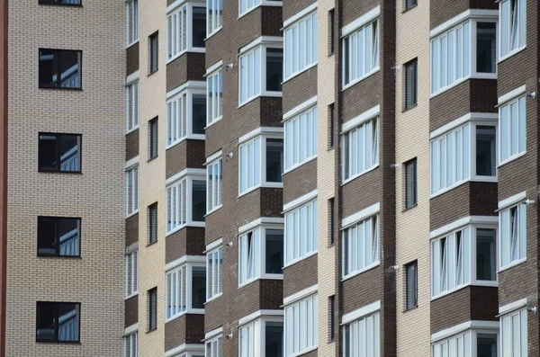 Fachada de un edificio de varios pisos. Fragmento — Foto de Stock