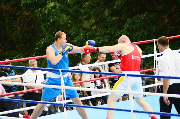 Lutsk Volyn region Ukrajina, 25.08.17. Boxerské soutěže na otevřeném vzduchu. Ukrajina-Polsko. — Stock fotografie