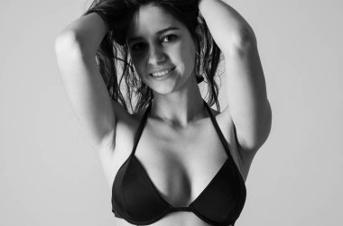 Uzun saçlı güzel genç ince kız (kadın), bir w giyiyor