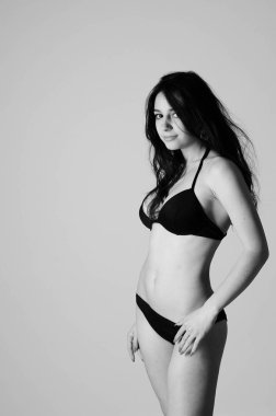 Uzun saçlı güzel genç ince kız (kadın), bir w giyiyor