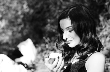 Lüks, komik, baştan çıkarıcı dudakları olan, manikürlü tırnakları olan, arka planda şekerleme yiyen, yakın plan portresi olan güzel bir kadının siyah ve beyaz fotoğrafçılığı..