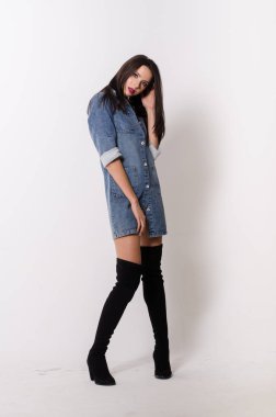 Bir elbise bir bel arka plan üzerinde güzel seksi esmer