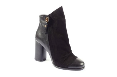 Beyaz arka plan üzerinde izole yeni yürüyüş botları çifti