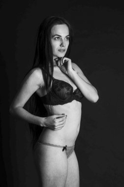 keten pijama seksi esmer, stüdyoda poz, koyu fotoğraflar, zarif model, güzel makyaj, paslı stüdyo fotoğraf stüdyosu duvarlar üfleme