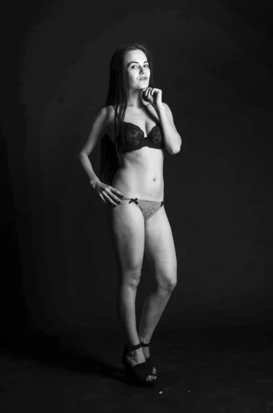 Sexy Brünette im Schlafanzug aus Leinen, posiert im Studio, dunkle Fotos, exquisites Modell, schönes Make-up, rostige Studio-Fotostudio weht Wände — Stockfoto