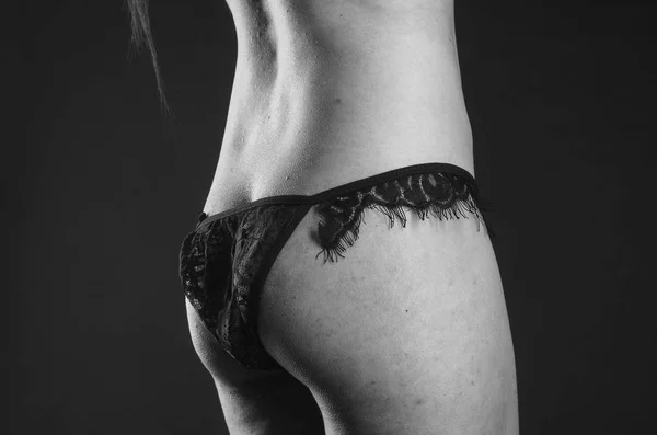Precioso modelo delgado posando sobre fondo oscuro — Foto de Stock