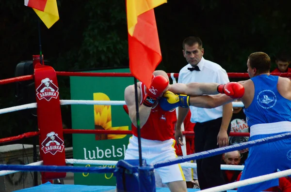 Obwód łucki Wołyński Ukraina, 25.08.17. zawody bokserskie na otwartym powietrzu. Ukraina vs. Polska. — Zdjęcie stockowe