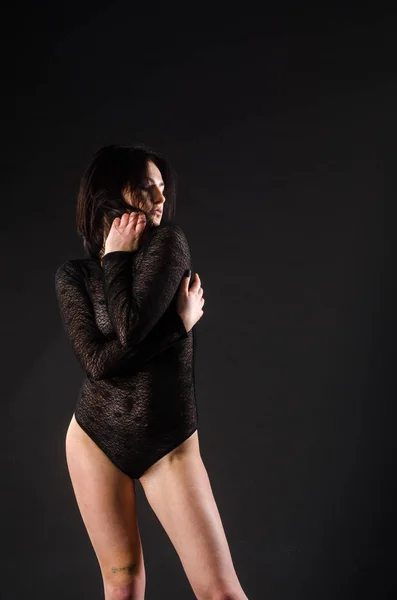 Giovane bella ragazza nuda isolata su uno sfondo nero — Foto Stock