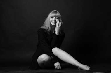 Seksi kız, ıslak saç portresi. bir adamın ceketinde