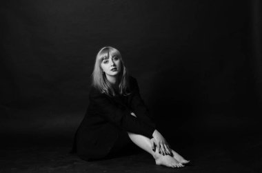 Seksi kız, ıslak saç portresi. bir adamın ceketinde.