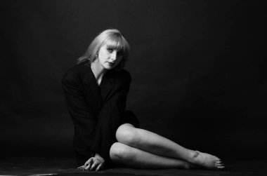 Seksi kız, ıslak saç portresi. bir adamın ceketinde