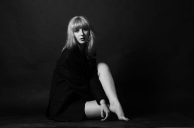 Seksi kız, ıslak saç portresi. bir adamın ceketinde