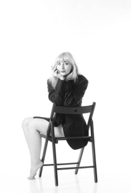 bir erkek ceket ile kaplı çıplak kız portresi.