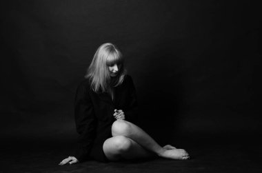 Seksi kız, ıslak saç portresi. bir adamın ceketinde