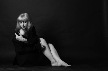 Seksi kız, ıslak saç portresi. bir adamın ceketinde