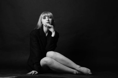 Seksi kız, ıslak saç portresi. bir adamın ceketinde