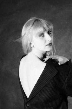 Bir adamın ceketi studio poz ile seksi kadın