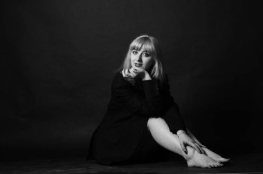 Seksi kız, ıslak saç portresi. bir adamın ceketinde