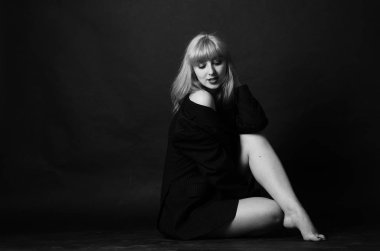 Seksi kız, ıslak saç portresi. bir adamın ceketinde